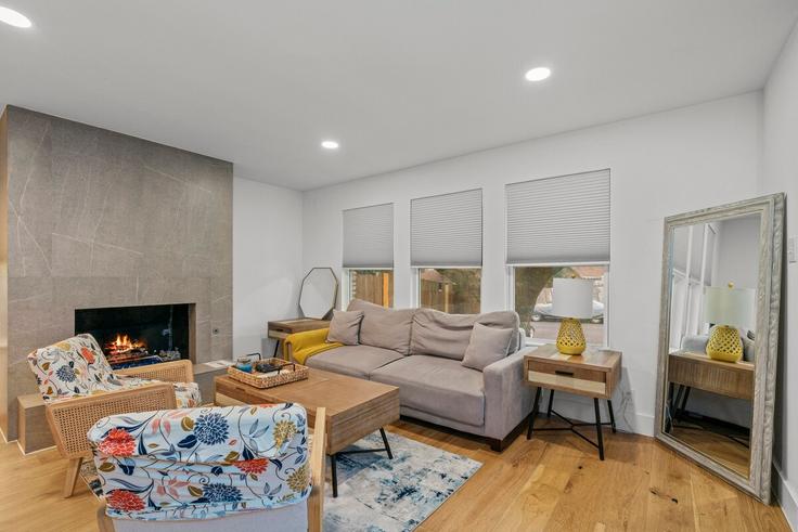 Salle de séjour élégante avec mobilier moderne dans un appartement à Building Brandywine Court - jr-property-mgmt - 1492683 à Austin, Austin
