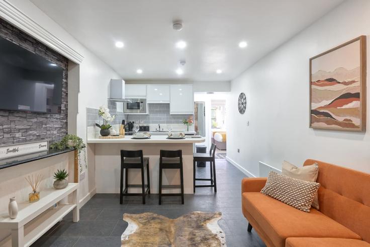 Salle de séjour élégante avec mobilier moderne dans un appartement à Building Salisbury Road - jry-property-group - 1340989 à Cathays, Cardiff