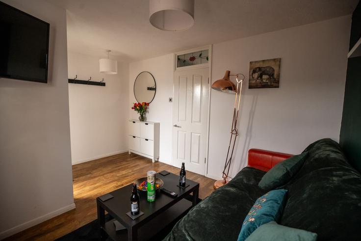 Salle de séjour élégante avec mobilier moderne dans un appartement à Building Schooner Way - jry-property-group - 1340992 à Butetown, Cardiff