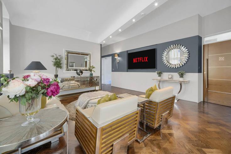 Sala de estar elegantemente projetada com móveis modernos em um apartamento no Building York Street - jry-property-group - 1341007 em Castle, Swansea