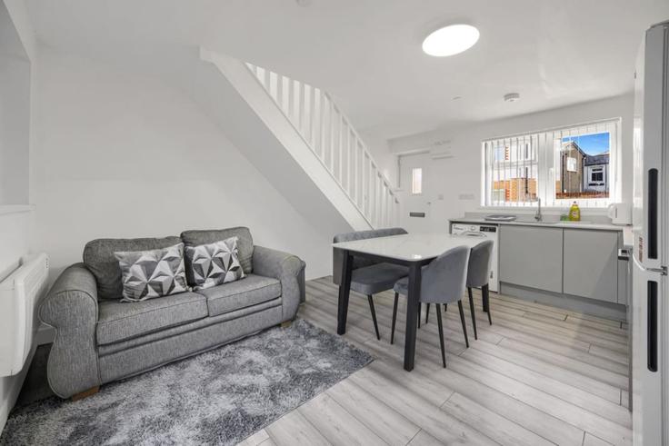 Sala de estar elegantemente projetada com móveis modernos em um apartamento no Building Fox Street - jry-property-group - 1341016 em Adamsdown, Cardiff