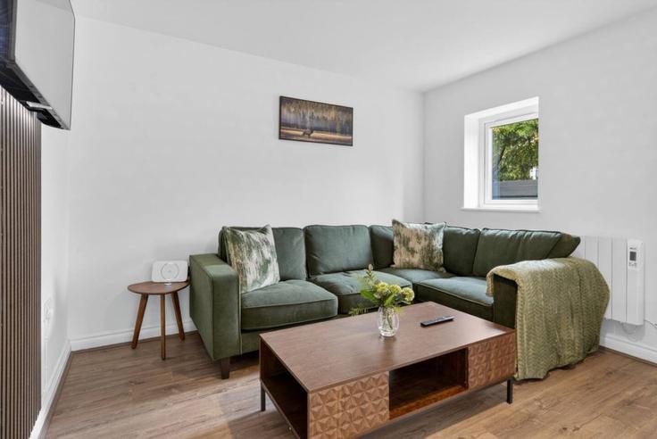 Elegante sala de estar con mobiliario moderno en un apartamento en Building North Road - jry-property-group - 1364172 en Cathays, Cardiff Elegante sala de estar con mobiliario moderno en un apartamento en Building North Road - jry-property-group - 1364172 en Cathays, Cardiff