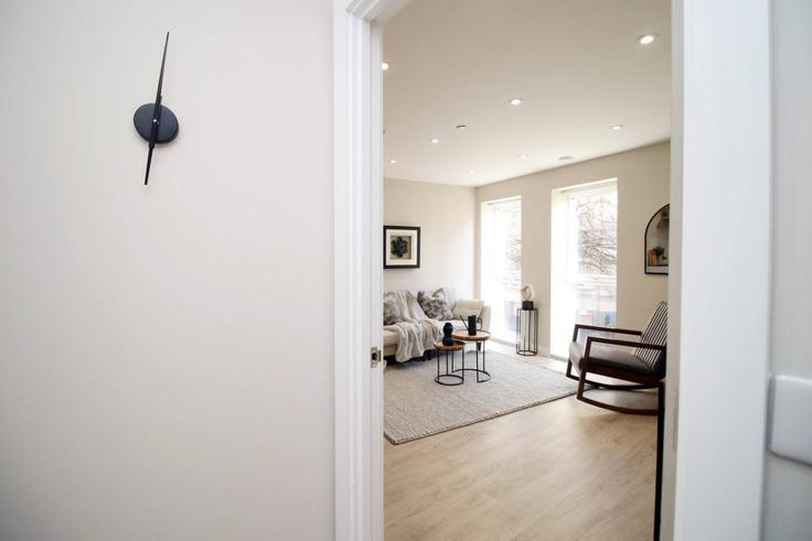 Elegante sala de estar con mobiliario moderno en un apartamento en Building Mount Stuart Square - jry-property-group - 1378942 en Butetown, Cardiff