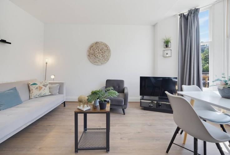 Salle de séjour élégante avec mobilier moderne dans un appartement à Building North Road - jry-property-group - 1648126 à Cathays, Cardiff