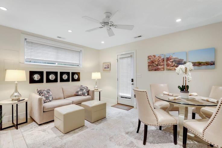 Washington, Washington에 위치한 Building Burke Street Southeast - junehomes - 358340 - WDC 아파트의 세련된 인테리어가 돋보이는 거실