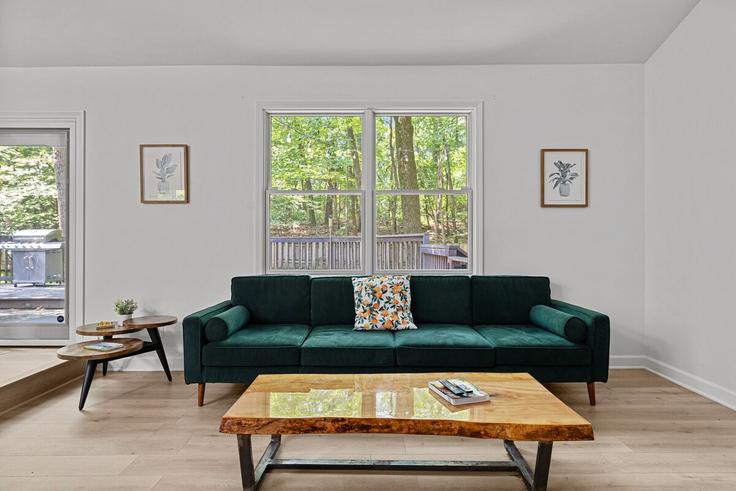 Sala de estar elegantemente projetada com móveis modernos em um apartamento no Building Grand Beach Road - juniper-holiday-and-home - 1228737 - DTW em New Buffalo, New Buffalo