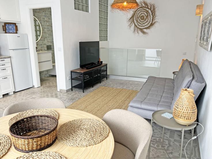 Salle de séjour élégante avec mobilier moderne dans un appartement à Building Travessa do Moinho - junto-ao-mar - 1407051 à Olhão, Olhão