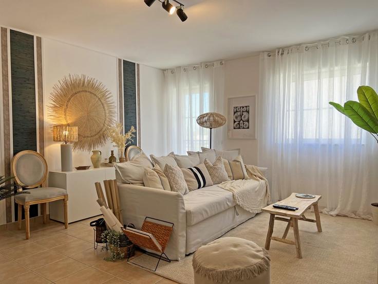 Sala de estar elegantemente projetada com móveis modernos em um apartamento no Building Rua Pedro Nunes - junto-ao-mar - 1407069 em Conceição de Tavira, Tavira Sala de estar elegantemente projetada com móveis modernos em um apartamento no Building Rua Pedro Nunes - junto-ao-mar - 1407069 em Conceição de Tavira, Tavira