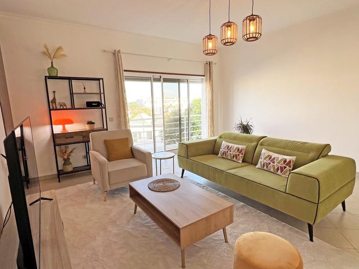 Elegante sala de estar con mobiliario moderno en un apartamento en Building Avenida Doutor Eduardo Mansinho - junto-ao-mar - 1407078 en Santa Maria, Tavira