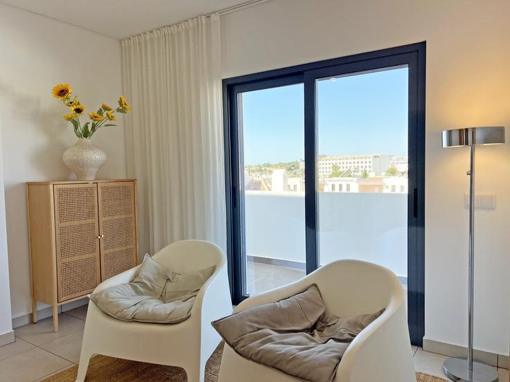 Elegante sala de estar con mobiliario moderno en un apartamento en Building Rua General Araújo Pessoa - junto-ao-mar - 1407075 en Santa Maria, Tavira