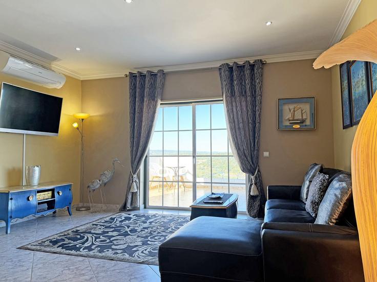 Sala de estar elegantemente projetada com móveis modernos em um apartamento no Building Rua General Humberto Delgado - junto-ao-mar - 1595802 em Santa Maria, Tavira Sala de estar elegantemente projetada com móveis modernos em um apartamento no Building Rua General Humberto Delgado - junto-ao-mar - 1595802 em Santa Maria, Tavira