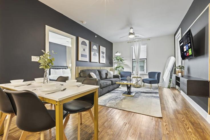 Elegante sala de estar con mobiliario moderno en un apartamento en Building Town and Country Boulevard - kaizen-guest-properties - 1363543 en Frisco, Frisco