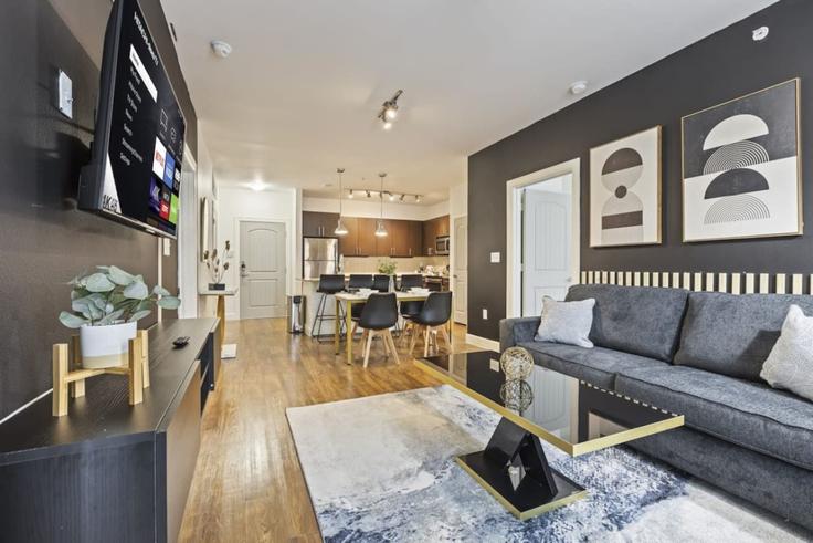 Elegant gestaltetes Wohnzimmer mit moderner Einrichtung in einer Wohnung im Building Town and Country Boulevard - kaizen-guest-properties - 1363543 in Frisco, Frisco