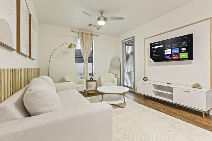 Building Town and Country Boulevard - kaizen-guest-properties - 1363544 adresindeki bir dairede modern mobilyalarla zarif bir şekilde tasarlanmış oturma odası Frisco, Frisco Building Town and Country Boulevard - kaizen-guest-properties - 1363544 adresindeki bir dairede modern mobilyalarla zarif bir şekilde tasarlanmış oturma odası Frisco, Frisco