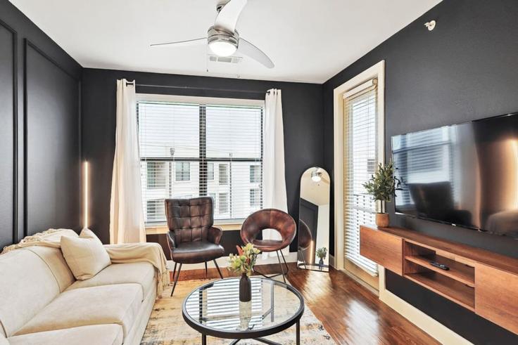 Elegante sala de estar con mobiliario moderno en un apartamento en Building Town and Country Boulevard - kaizen-guest-properties - 1363548 en Frisco, Frisco