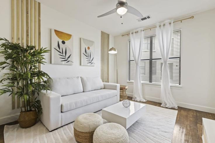 Building Town and Country Boulevard - kaizen-guest-properties - 1363549 adresindeki bir dairede modern mobilyalarla zarif bir şekilde tasarlanmış oturma odası Frisco, Frisco Building Town and Country Boulevard - kaizen-guest-properties - 1363549 adresindeki bir dairede modern mobilyalarla zarif bir şekilde tasarlanmış oturma odası Frisco, Frisco