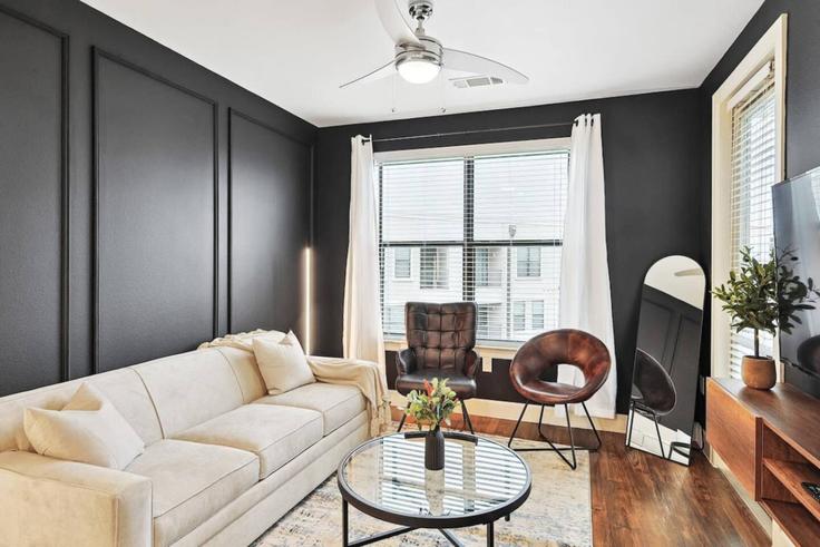 Frisco FriscoのBuilding Town and Country Boulevard - kaizen-guest-properties - 1363550のアパートメントにある、モダンな家具を備えたエレガントなデザインのリビングルーム