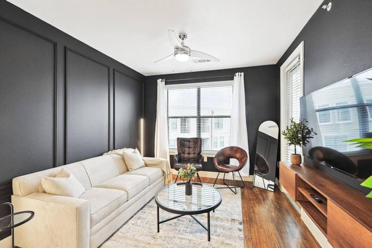 Elegante sala de estar con mobiliario moderno en un apartamento en Building Town and Country Boulevard - kaizen-guest-properties - 1363550 en Frisco, Frisco