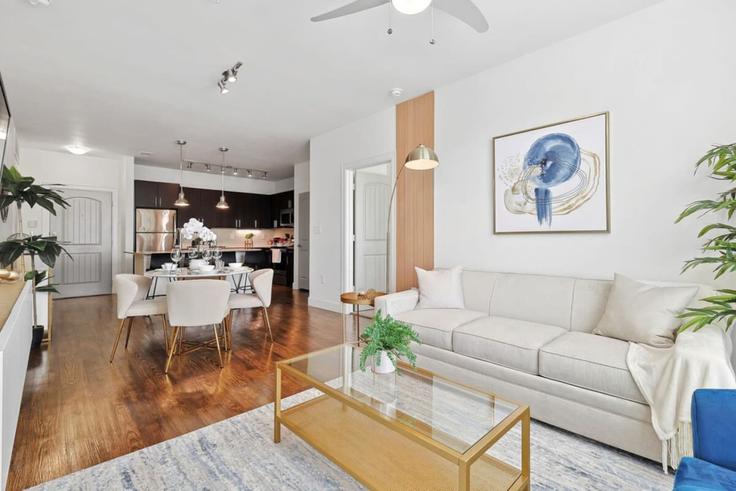 Elegante sala de estar con mobiliario moderno en un apartamento en Building Town and Country Boulevard - kaizen-guest-properties - 1363551 en Frisco, Frisco