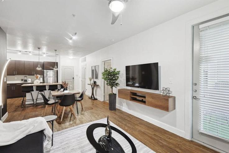 Elegante sala de estar con mobiliario moderno en un apartamento en Building Town and Country Boulevard - kaizen-guest-properties - 1363552 en Frisco, Frisco