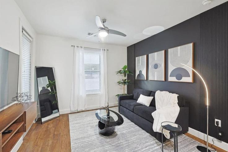 Building Town and Country Boulevard - kaizen-guest-properties - 1363552 adresindeki bir dairede modern mobilyalarla zarif bir şekilde tasarlanmış oturma odası Frisco, Frisco