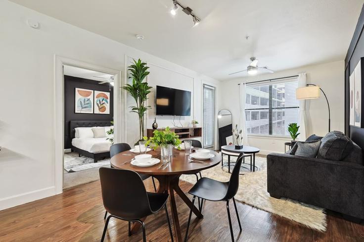 Elegante sala de estar con mobiliario moderno en un apartamento en Building Town and Country Boulevard - kaizen-guest-properties - 1363553 en Frisco, Frisco