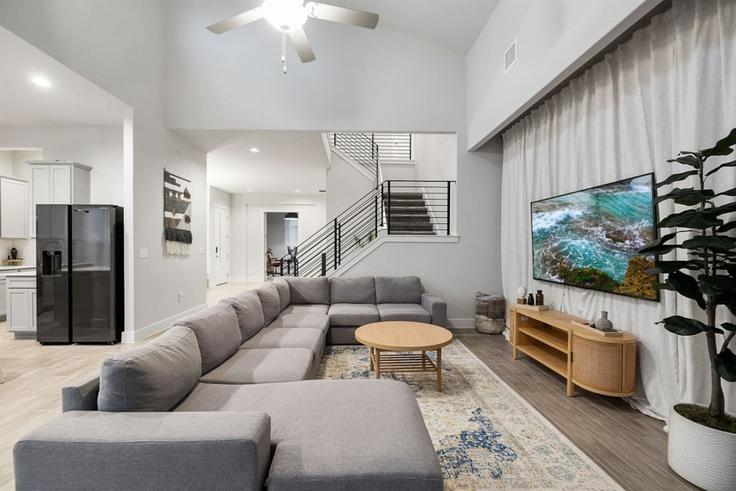 Elegante sala de estar con mobiliario moderno en un apartamento en Building Charger Way - kaizen-guest-properties - 1363554 en Austin, Austin Elegante sala de estar con mobiliario moderno en un apartamento en Building Charger Way - kaizen-guest-properties - 1363554 en Austin, Austin