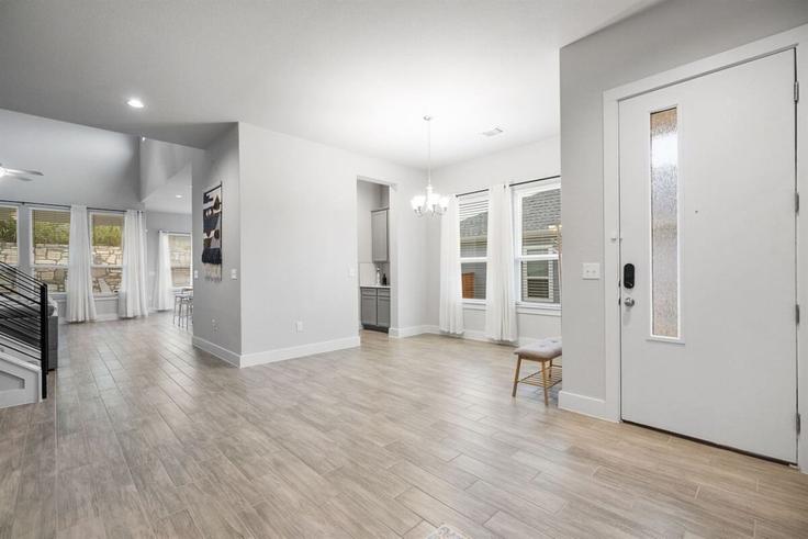 Building Charger Way - kaizen-guest-properties - 1363554 adresindeki bir dairede modern mobilyalarla zarif bir şekilde tasarlanmış oturma odası Austin, Austin Building Charger Way - kaizen-guest-properties - 1363554 adresindeki bir dairede modern mobilyalarla zarif bir şekilde tasarlanmış oturma odası Austin, Austin