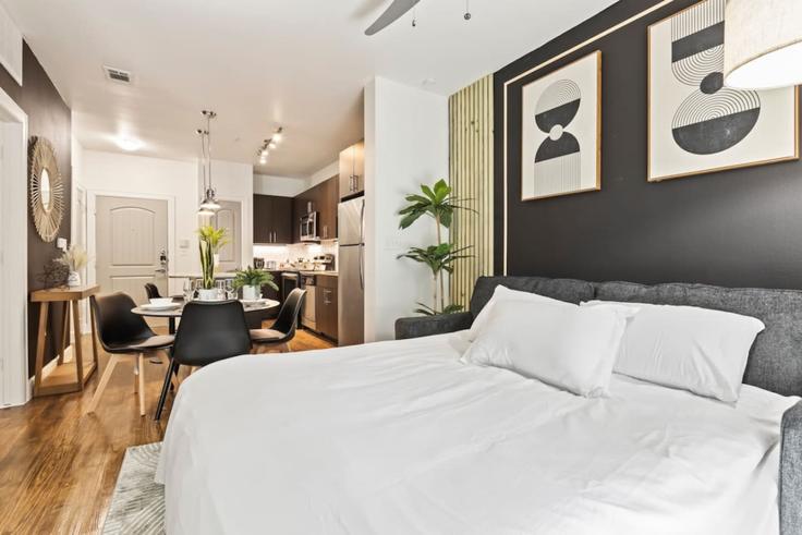 Salle de séjour élégante avec mobilier moderne dans un appartement à Building Town and Country Boulevard - kaizen-guest-properties - 1363555 à Frisco, Frisco Salle de séjour élégante avec mobilier moderne dans un appartement à Building Town and Country Boulevard - kaizen-guest-properties - 1363555 à Frisco, Frisco