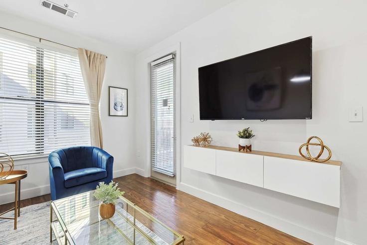 Sala de estar elegantemente projetada com móveis modernos em um apartamento no Building Town and Country Boulevard - kaizen-guest-properties - 1363555 em Frisco, Frisco