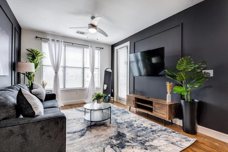 Elegante sala de estar con mobiliario moderno en un apartamento en Building Town and Country Boulevard - kaizen-guest-properties - 1363557 en Frisco, Frisco