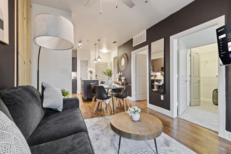 Sala de estar elegantemente projetada com móveis modernos em um apartamento no Building Town and Country Boulevard - kaizen-guest-properties - 1363558 em Frisco, Frisco