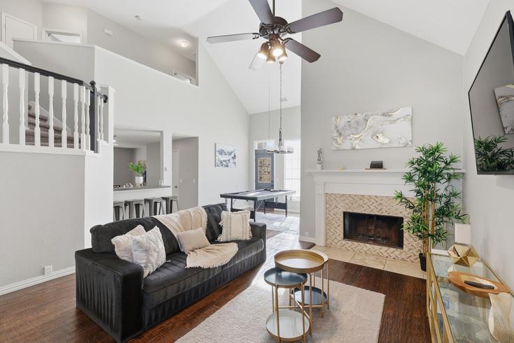 Elegante sala de estar con mobiliario moderno en un apartamento en Building Preston Vineyard Drive - kaizen-guest-properties - 1363560 en Frisco, Frisco