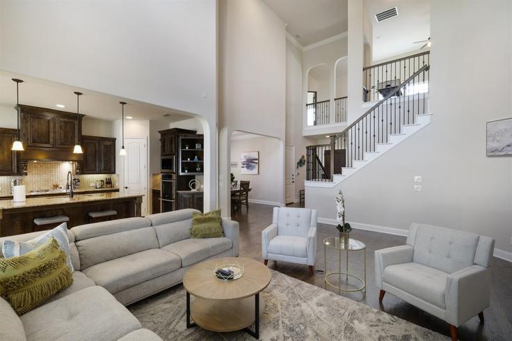 Frisco FriscoのBuilding Kingsford Lane - kaizen-guest-properties - 1363565のアパートメントにある、モダンな家具を備えたエレガントなデザインのリビングルーム