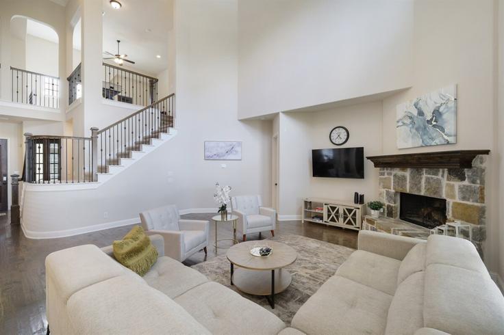 Frisco FriscoのBuilding Kingsford Lane - kaizen-guest-properties - 1363565のアパートメントにある、モダンな家具を備えたエレガントなデザインのリビングルーム