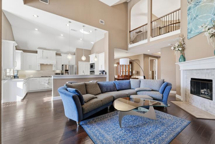 Sala de estar elegantemente projetada com móveis modernos em um apartamento no Building Ranch Gate Lane - kaizen-guest-properties - 1363567 em Frisco, Frisco