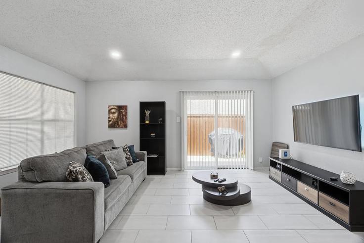 Elegante sala de estar con mobiliario moderno en un apartamento en Building Windy Ridge Road - kaizen-guest-properties - 1363568 en Frisco, Frisco