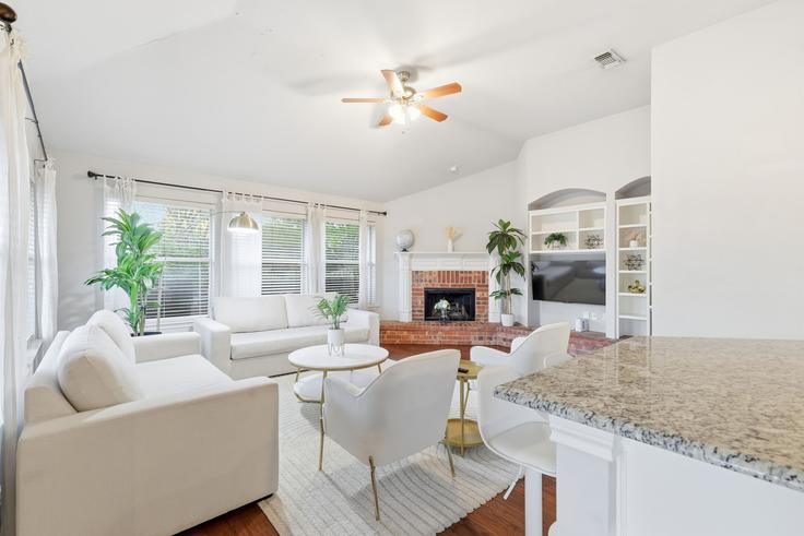 Elegant gestaltetes Wohnzimmer mit moderner Einrichtung in einer Wohnung im Building Timber Crest Court - kaizen-guest-properties - 1364182 in Frisco, Frisco Elegant gestaltetes Wohnzimmer mit moderner Einrichtung in einer Wohnung im Building Timber Crest Court - kaizen-guest-properties - 1364182 in Frisco, Frisco