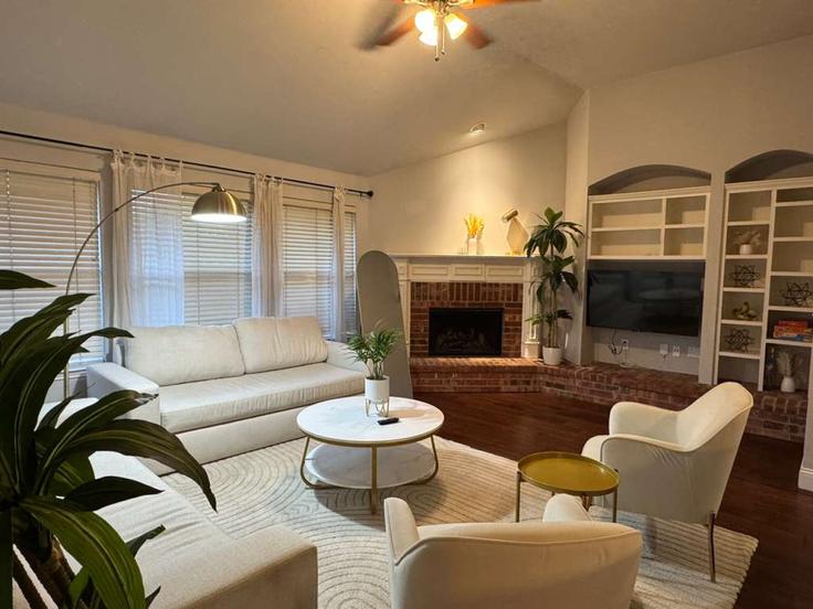 Sala de estar elegantemente projetada com móveis modernos em um apartamento no Building Timber Crest Court - kaizen-guest-properties - 1364182 em Frisco, Frisco