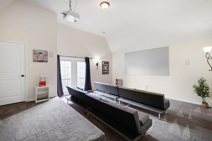 Elegant gestaltetes Wohnzimmer mit moderner Einrichtung in einer Wohnung im Building Kingsford Lane - kaizen-guest-properties - 1381306 in Frisco, Frisco