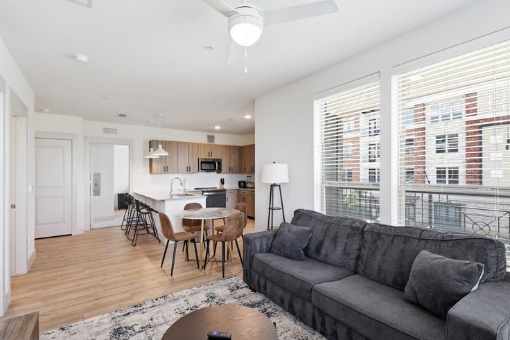 Salle de séjour élégante avec mobilier moderne dans un appartement à Building Paramount Way - kaizen-guest-properties - 1622808 à Frisco, Frisco