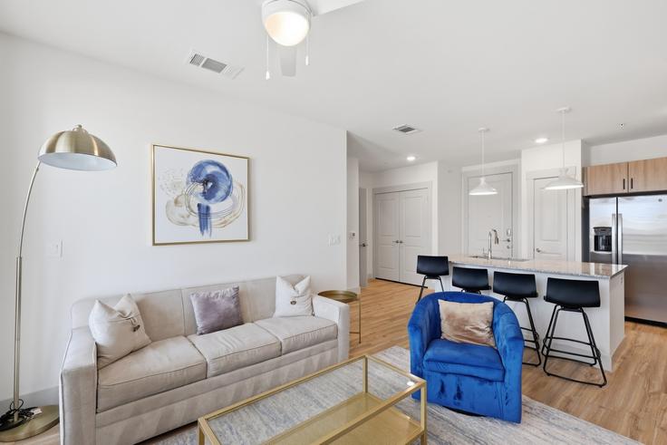 Salle de séjour élégante avec mobilier moderne dans un appartement à Building Paramount Way - kaizen-guest-properties - 1622806 à Frisco, Frisco