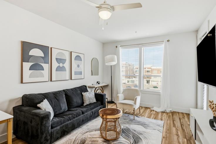 Salle de séjour élégante avec mobilier moderne dans un appartement à Building Pleasant Ridge Way - kaizen-guest-properties - 1628119 à Frisco, Frisco