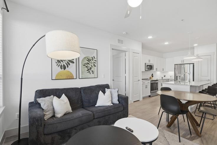 Building Pleasant Ridge Way - kaizen-guest-properties - 1637894 adresindeki bir dairede modern mobilyalarla zarif bir şekilde tasarlanmış oturma odası Frisco, Frisco Building Pleasant Ridge Way - kaizen-guest-properties - 1637894 adresindeki bir dairede modern mobilyalarla zarif bir şekilde tasarlanmış oturma odası Frisco, Frisco