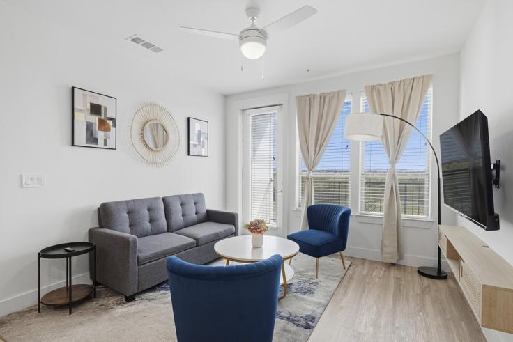 Frisco FriscoのBuilding Pleasant Ridge Way - kaizen-guest-properties - 1638556のアパートメントにある、モダンな家具を備えたエレガントなデザインのリビングルーム Frisco FriscoのBuilding Pleasant Ridge Way - kaizen-guest-properties - 1638556のアパートメントにある、モダンな家具を備えたエレガントなデザインのリビングルーム