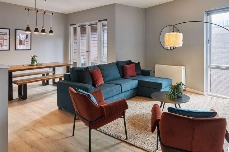 Salle de séjour élégante avec mobilier moderne dans un appartement à Building Argyle Street - kaizen-property-management - 1318631 à Liverpool, Liverpool