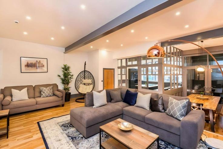 Liverpool, Liverpool에 위치한 Building Vernon Street - kaizen-property-management - 1318632 아파트의 세련된 인테리어가 돋보이는 거실