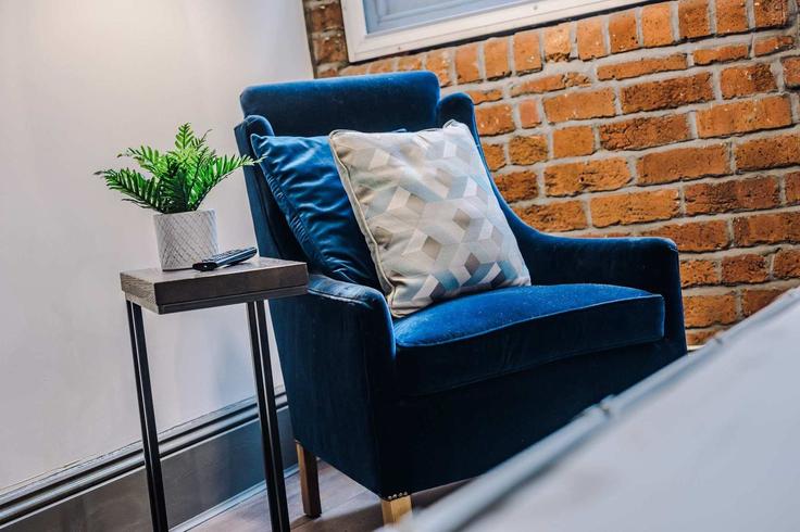 Salle de séjour élégante avec mobilier moderne dans un appartement à Building Vernon Street - kaizen-property-management - 1318638 à Liverpool, Liverpool
