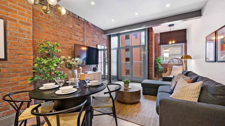 Salle de séjour élégante avec mobilier moderne dans un appartement à Building Vernon Street - kaizen-property-management - 1318641 à Liverpool, Liverpool