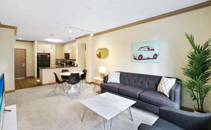 Irvine, Irvine에 위치한 Building Alton Parkway - kapiresidences - 1018106 - LAX 유닛의 세련된 인테리어가 돋보이는 거실 Irvine, Irvine에 위치한 Building Alton Parkway - kapiresidences - 1018106 - LAX 유닛의 세련된 인테리어가 돋보이는 거실